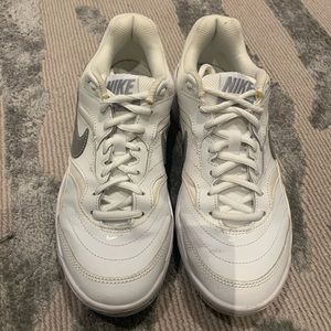 Nike women’s tennis shoes